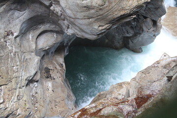 Torrente che scorre burrascoso