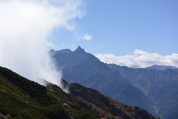 Obraz na płótnie Canvas 雲の上に浮かぶ燕岳、長野、北アルプス,、風水画