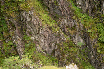 Obraz premium Views of a steep grassy cliffside on lingmell fell in the Lake District, England