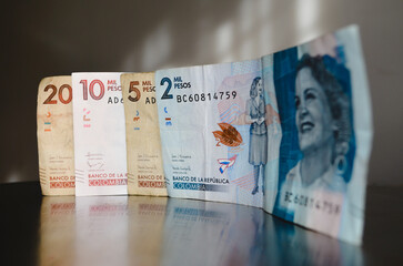 Pesos de Colombia, moneda nacional, billetes de 20, 10, 5 y 2 pesos colombianos.  