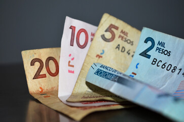 Pesos colombianos. Billetes, moneda nacional de Colombia.