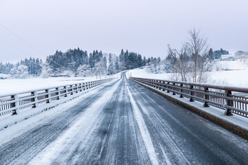 日本　雪景色で積雪の道路橋