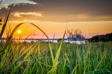 Naklejka premium Sunset with low country shrimp boats