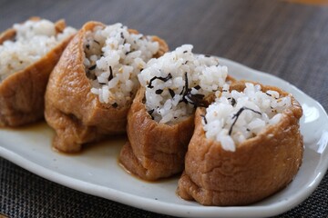 お皿にならんだ稲荷寿司