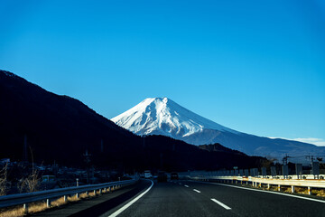 高速道路から見た富士山