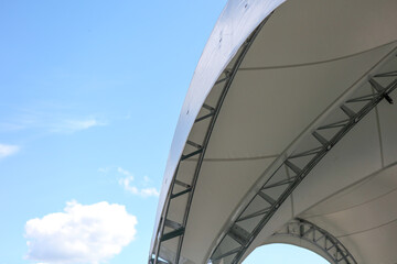 Fototapeta premium Construction of a large white tent against the sky.