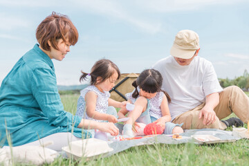 公園でピクニックする家族（不機嫌・喧嘩）
