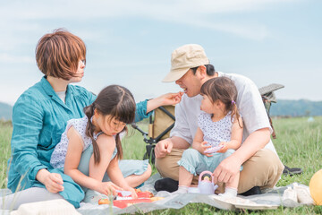 公園でピクニックする家族（ランチ・食べる）
