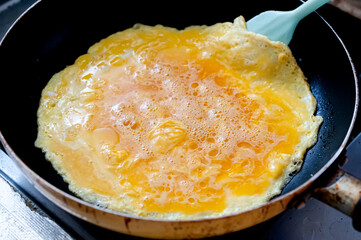 フライパンで玉子を焼く