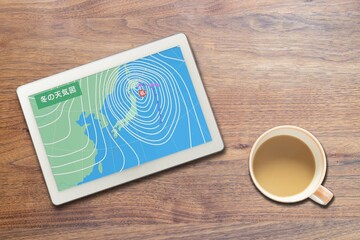天気予報 天気図 気象 冬 季節 寒い（タブレット カップ）