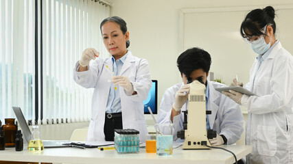 Fototapeta premium Professional scientist team conducting experiment in laboratory. Medicine and science research concepts