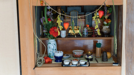 田舎の実家でのお盆 仏壇への飾り付け（横）