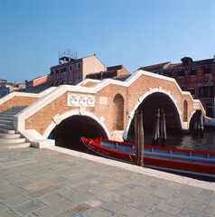 Fototapeta na wymiar Venezia. Ponte dei Tre Archi sul Rio di Cannaregio