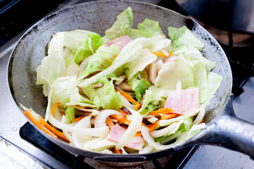 中華鍋で野菜炒めを作る
