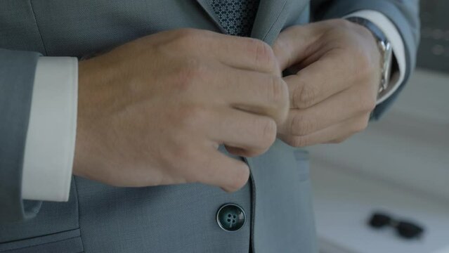 Mann zieht Sakko an - Hochzeit