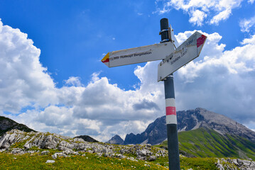 Wegweiser am Rüfikopf in den Lechtaler Alpen, Österreich