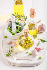 Tasty and intense oil with oil, garlic and herbs.