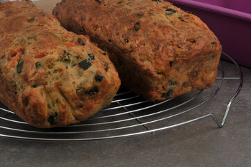 Cakes maison sur une volette à gâteau en gros plan