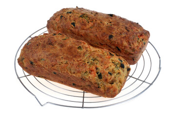 Cakes maison sur une volette à gâteau en gros plan sur fond blanc