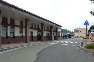 Fototapeta na wymiar 早朝の城崎温泉駅前(兵庫県豊岡市)