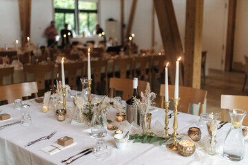 Elegant table setting and decoration for a dinner at a wedding location