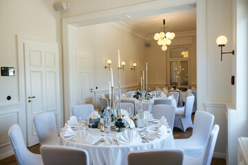 Elegant table setting and decoration for a dinner at a wedding location