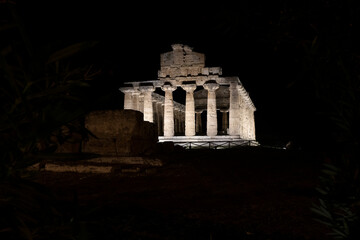Obraz premium Night photos of the Greek temples of Paestum.
