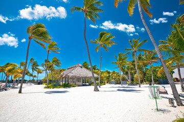 Idyllic white sand beach in Islamorada on Florida Keys © xbrchx