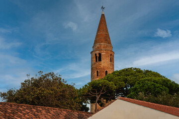 Fototapeta na wymiar Glockenturm vom Dom zu Caorle