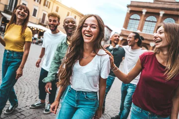 Foto op Canvas Multiraciale groep vrienden die samen rondhangen in het stadscentrum - Gelukkige jonge mensen die plezier hebben buiten wandelen - Vriendschapsconcept met jongens en meisjes die genieten van weekendvakantie © Davide Angelini