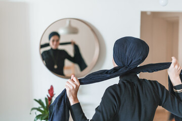 Jewish religious woman ties a shawl around her head. Jewish traditions (73)