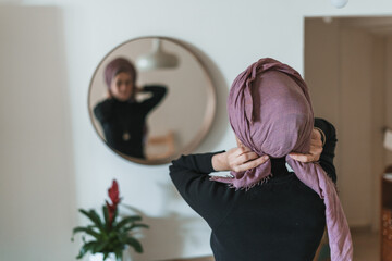 Jewish religious woman ties a shawl around her head. Jewish traditions (74)