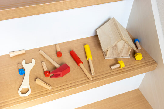 住宅の階段と、玩具の家と玩具の工具。メンテナンスのイメージ