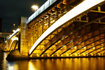 裏の構造が美しい蔵前橋のライトアップ