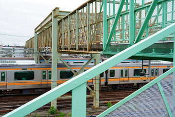 解体が決まった三鷹跨線人道橋と中央線快速列車