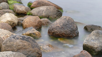 Fototapeta na wymiar Steine im Wasser