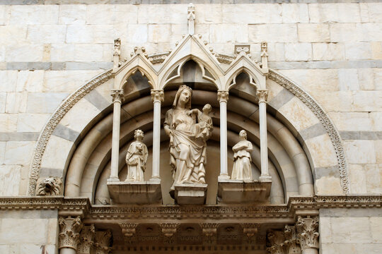 Tabernacolo della facciata di San Michele in Borgo a Pisa