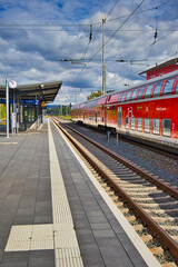 Fototapeta na wymiar Bahnsteig, Gleis und Zug am Bahnhof Jena Göschwitz, Thüringen, Deutschalnd 