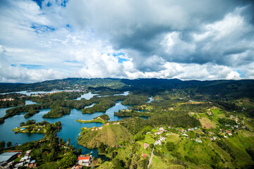 Fototapeta na wymiar The Rock of Guatapé, Piedra del Peñol Colombia, Medellín, Guatapé Panorama Ausblick auf die Seen Kolumbien