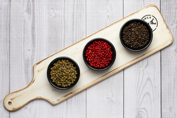 3 bowls with peppers in 3 colors
