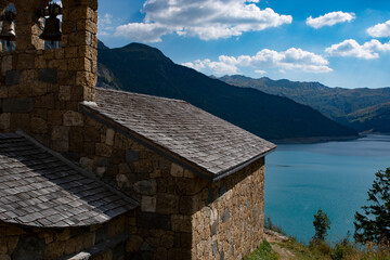 Panorama des Alpes, le lac de Roseland et sa chapelle