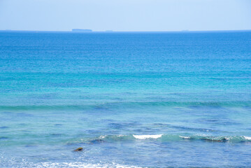 白い砂浜と青い海