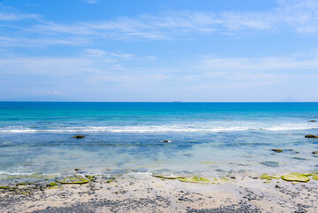 白い砂浜と青い海