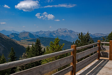 Fototapeta na wymiar Panorama des Alpes, vue depuis les hauteurs de la Clusaz