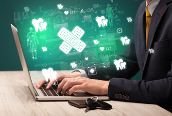 Obraz premium hand browsing on the internet for medical issues