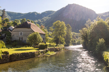 Fototapeta na wymiar paysage de la vallée de la Loue à Mouthier-Haute-Pierre dans le Doubs en france