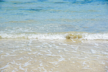 夏の砂浜　波