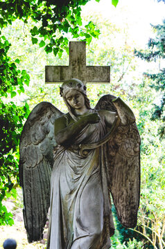 Engel in Form von Statuen.