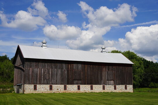 Rustic farmhouse barn sits on countryside