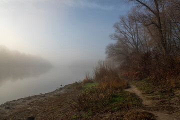 Obraz na płótnie Canvas mist over the river